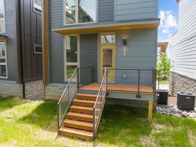 Building Photo - 3038 Edwin Cir
