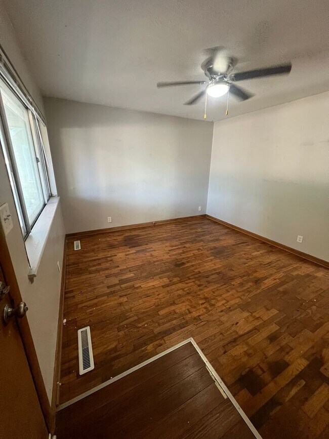 Building Photo - 3 Bed | 1 Bath | Springfield MO!