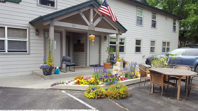 Front Porch - 425 E 6th Ave