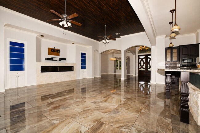 Foto del edificio - 527 Lily Ln