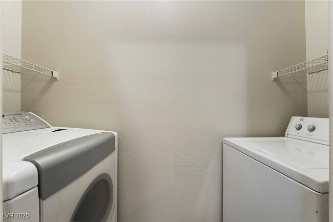 Foto del edificio - 2900 Sunridge Heights Pkwy