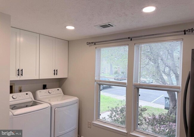 Foto del edificio - 4681 Whitely Ct