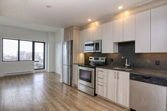 Building Photo - 30 Bd Saint-Joseph E