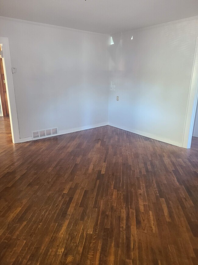 living room - 1613 N Liberty St