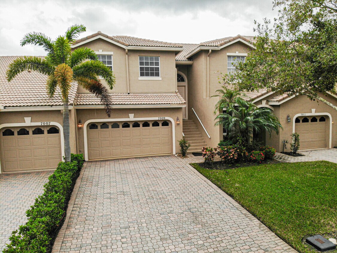 Foto principal - 7009 Torrey Pines Cir
