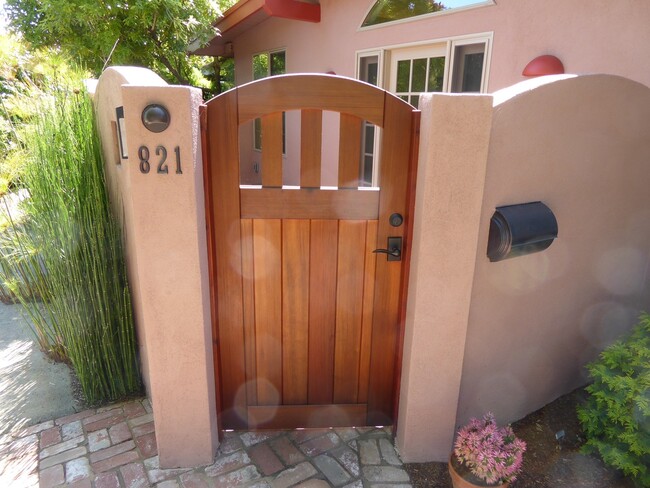 Building Photo - STUNNING RECENTLY REMODELED ONE BEDROOM UN...