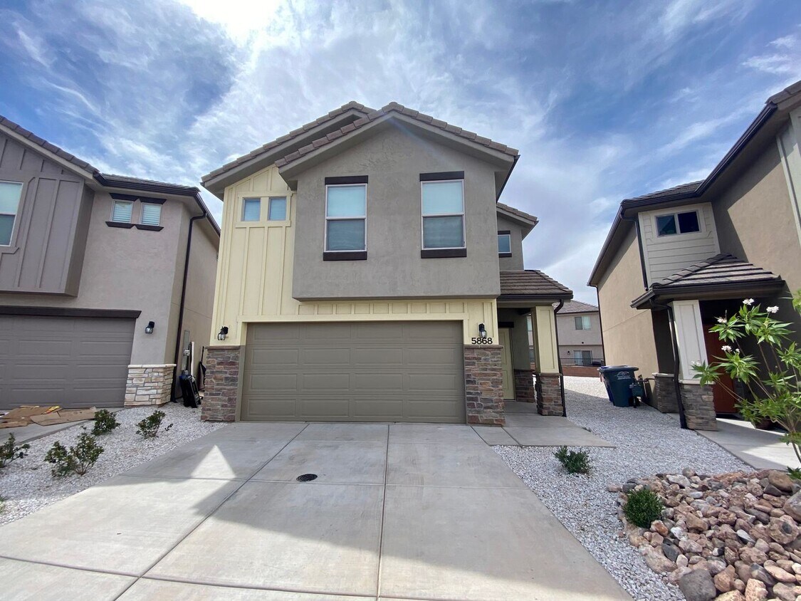 Primary Photo - 4 br, 2.5 bath House - 5868 S Charger Loop