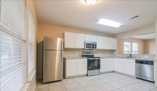 Building Photo - 2923 St Bernard Dr