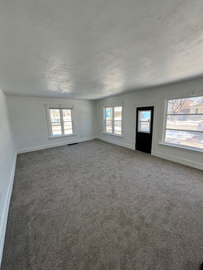 Foto del edificio - 4 Bedroom 2 Bath Single Family Home Available NOW!