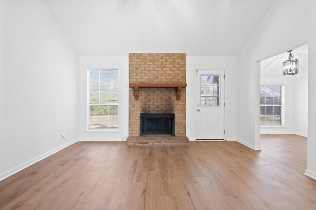 Building Photo - Desirable Richmond Hill