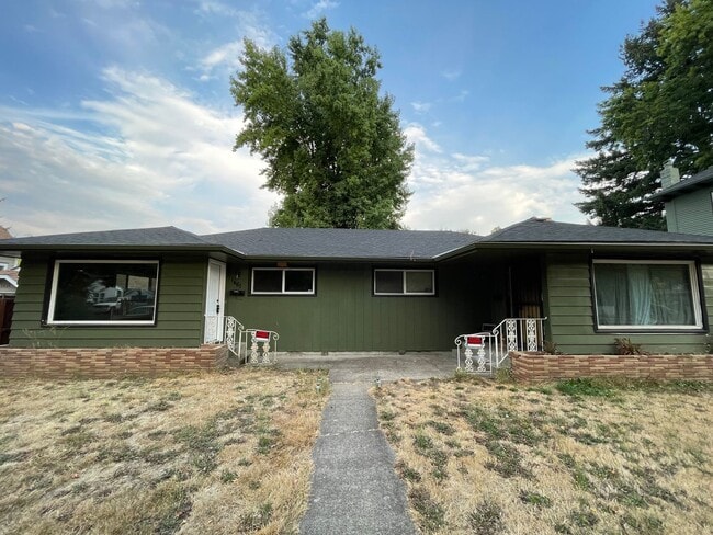Building Photo - 651