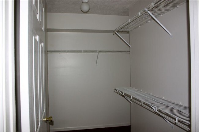 Building Photo - 3 br, 2 bath Apartment - Evergreen Apartments