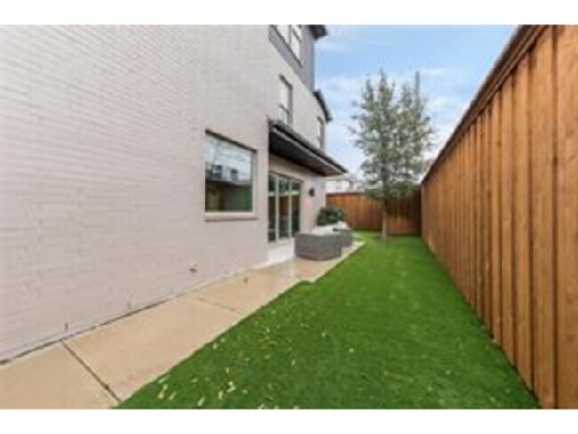 Building Photo - 3710 W Beverly Dr