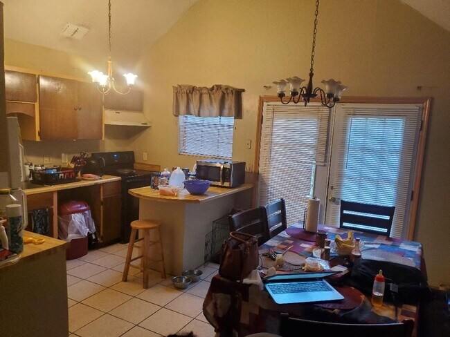 Building Photo - 3 Bedroom 2 Bath Pet Friendly Home.