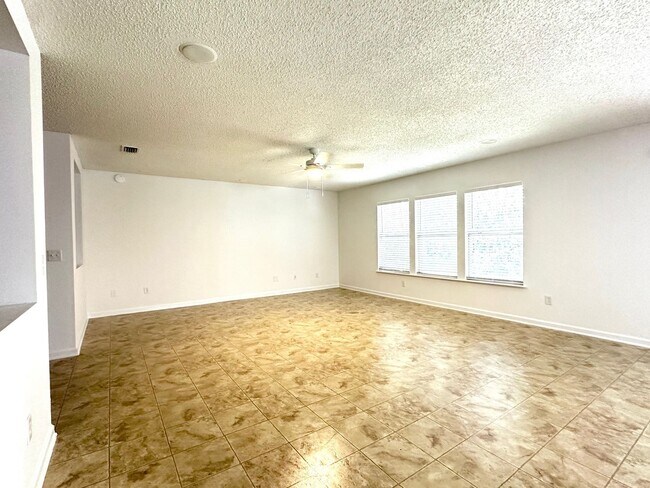 Foto del edificio - Close to Shopping, Restaurants, Schools & Beach!