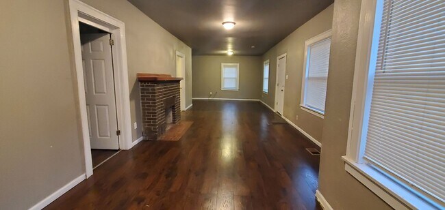 Foto del edificio - Section 8 Accepted 2 Bedroom Brick Home