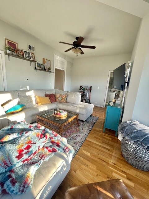 Foto del edificio - 3359 N Southport Ave