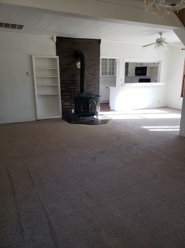 Foto del edificio - Three bedroom, 2 bath with high ceilings d...