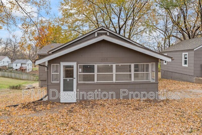 Building Photo - 320 N Cedar Ave