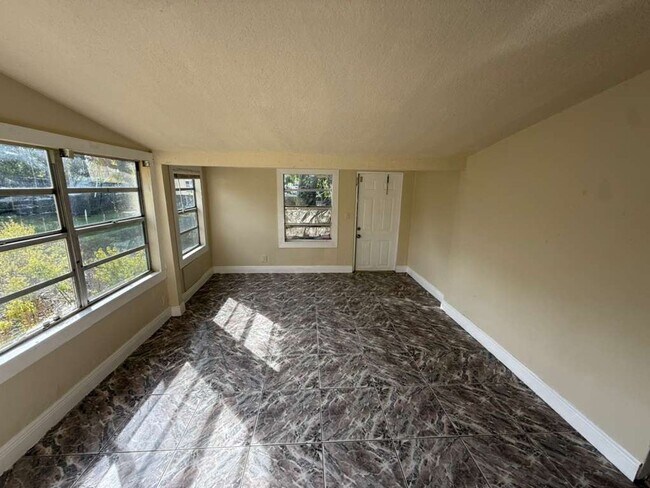 Foto del edificio - Large 4-3 house with central air