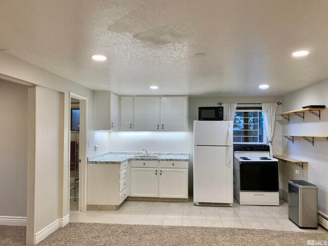 Building Photo - 1530 Krupp Cir