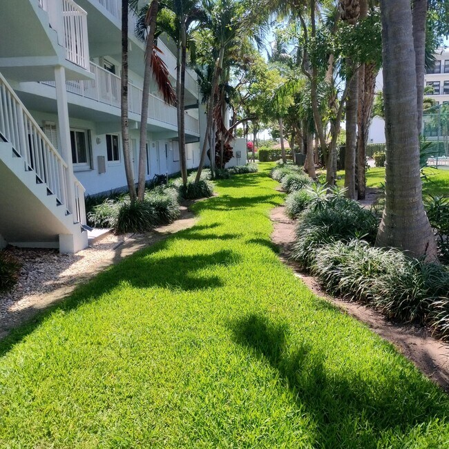 Foto del edificio - 2700 Banyan Rd