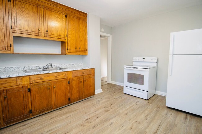 Building Photo - 2 Bedroom, 1 Bath in West Columbia - Avail...