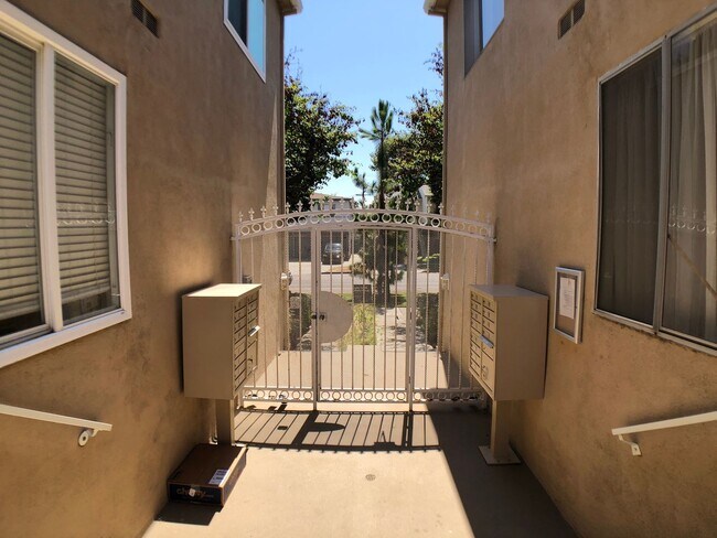 Building Photo - One Bedroom Condo Near Trendy Montana Ave.