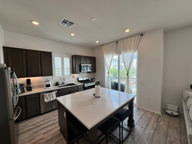Foto del edificio - Modern 2 Bedroom, 2.5 Bathroom Condo in Pr...