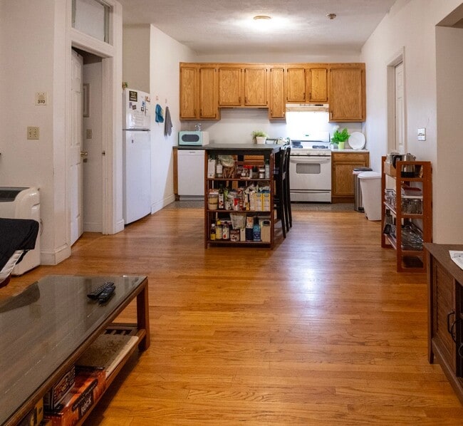 Foto del edificio - No Fee, Heat and Hot Water Included, All rooms big, Near B and C lines.  Free heat and hot water!