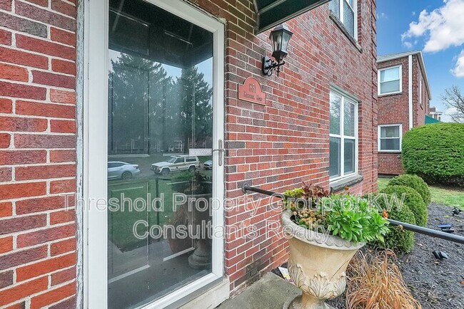 Building Photo - 851 Kenwick Rd