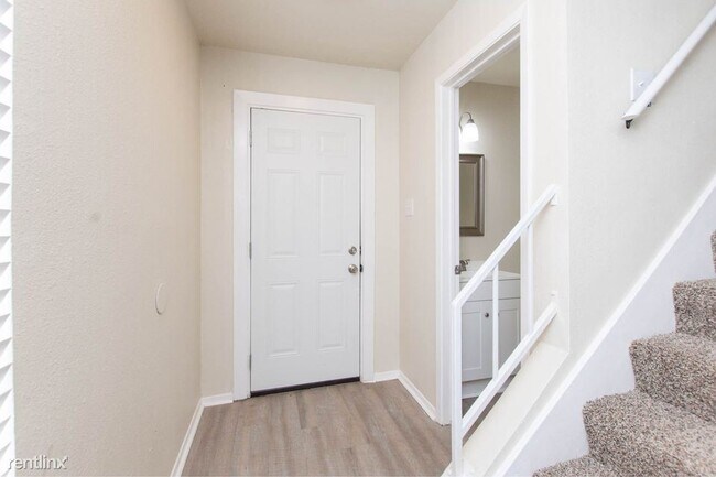 Building Photo - 2 br, 1.5 bath Duplex - 3212 Trenton Drive B
