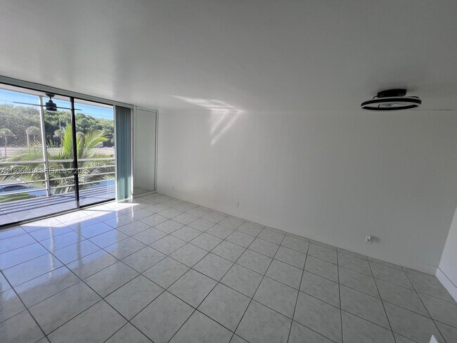 Foto del edificio - 2935 NE 163rd St