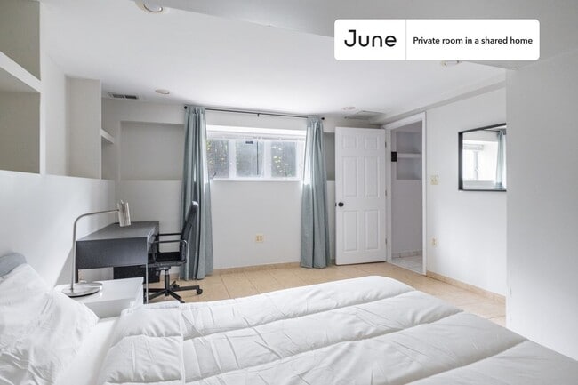 Foto del edificio - Room in Shared 5 bed/3 bath home