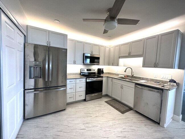Foto del edificio - STUNNING 2/2 RIVERFRONT RENTAL IN KEY HARBOR