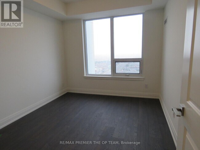 Photo du bâtiment - 3700 Hwy 7 W