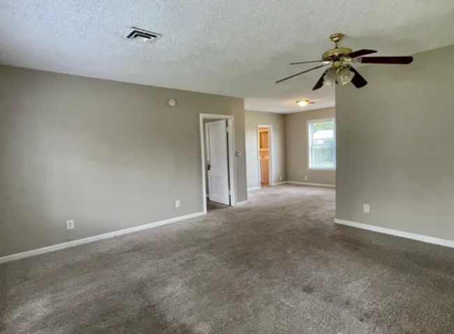 Foto del edificio - 1425 W Haskell St
