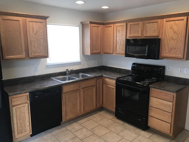 Building Photo - 707 Glenstone Dr