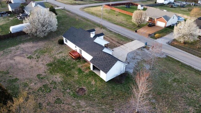 Building Photo - 211 Fall Creek Dr