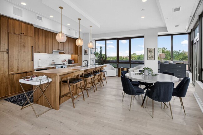 Foto del edificio - Stunning 2BR/2BA Luxury Condo // Capitol Hill Views // Garage Parking included
