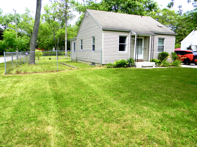FRONT YARD - 3303 Oakwood St