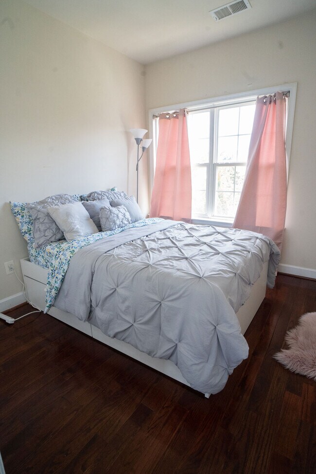 Dormitorio 1 - 604 Kingfisher Ave