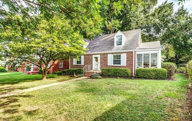 Foto del edificio - 3500 Rosewood Ave