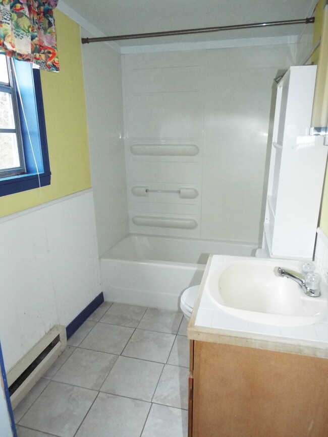 Building Photo - Spacious 2 bedroom 1 bath Loft above Real ...