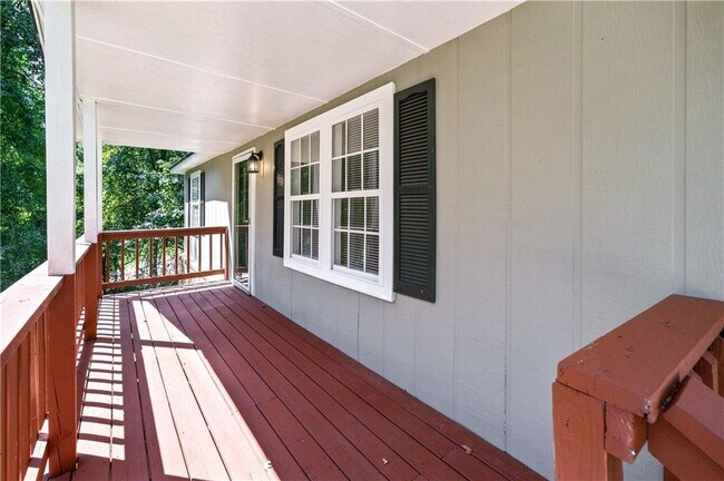 Foto del edificio - 326 Forest Lake Rd