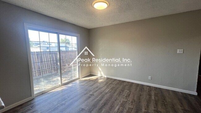 Foto del edificio - Spacious 3bd/1ba Duplex with Garage - Grea...