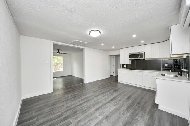 Foto del edificio - 7640 Broadview Dr