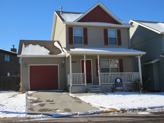 Foto del edificio - Charming 2 Story Doll House W/Unfinished Basement