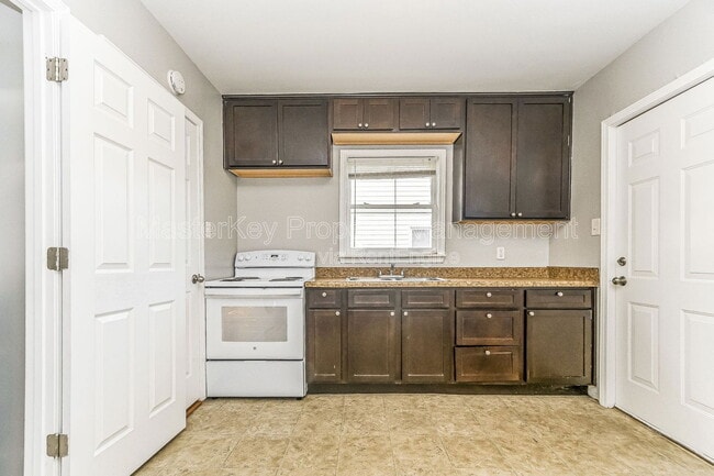 Building Photo - 208 E Geer St