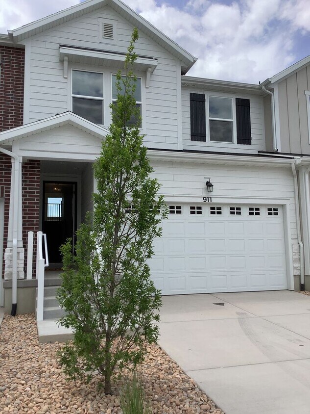 Foto principal - New Construction Townhome Located in Prime...